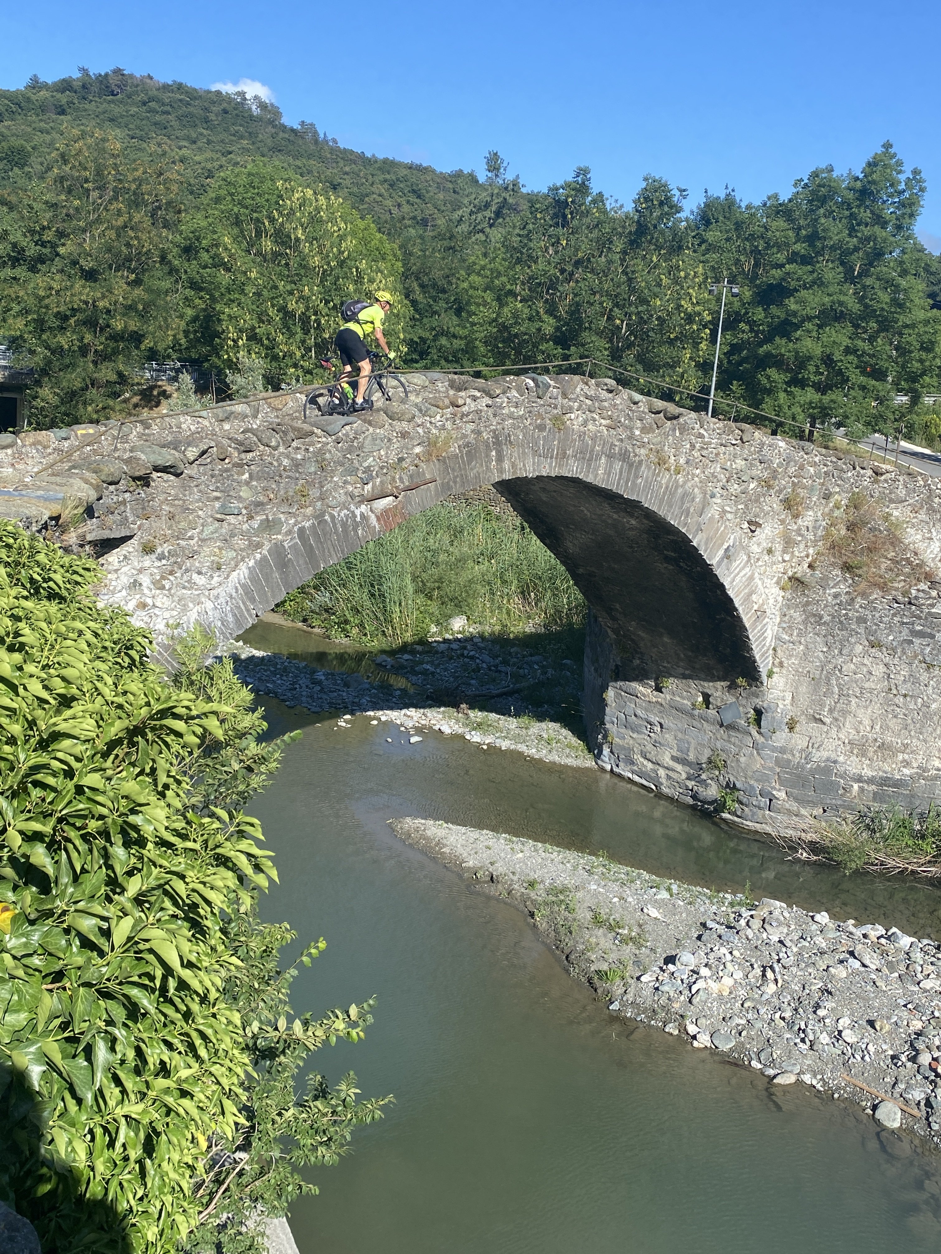 Přes antický most ve Voltaggiu
