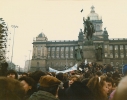 Nazítří "u koně" už byly desetitisíce. Lidi si předávají zprávu o smrti Martina Šmída. Pro mnohé byla právě tato zvěst impulsem k účasti na demonstracích.